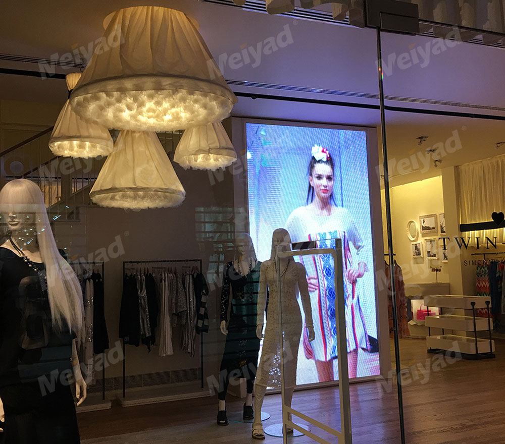 P4 Indoor Advertising LED Screen in Italy Shopping Center